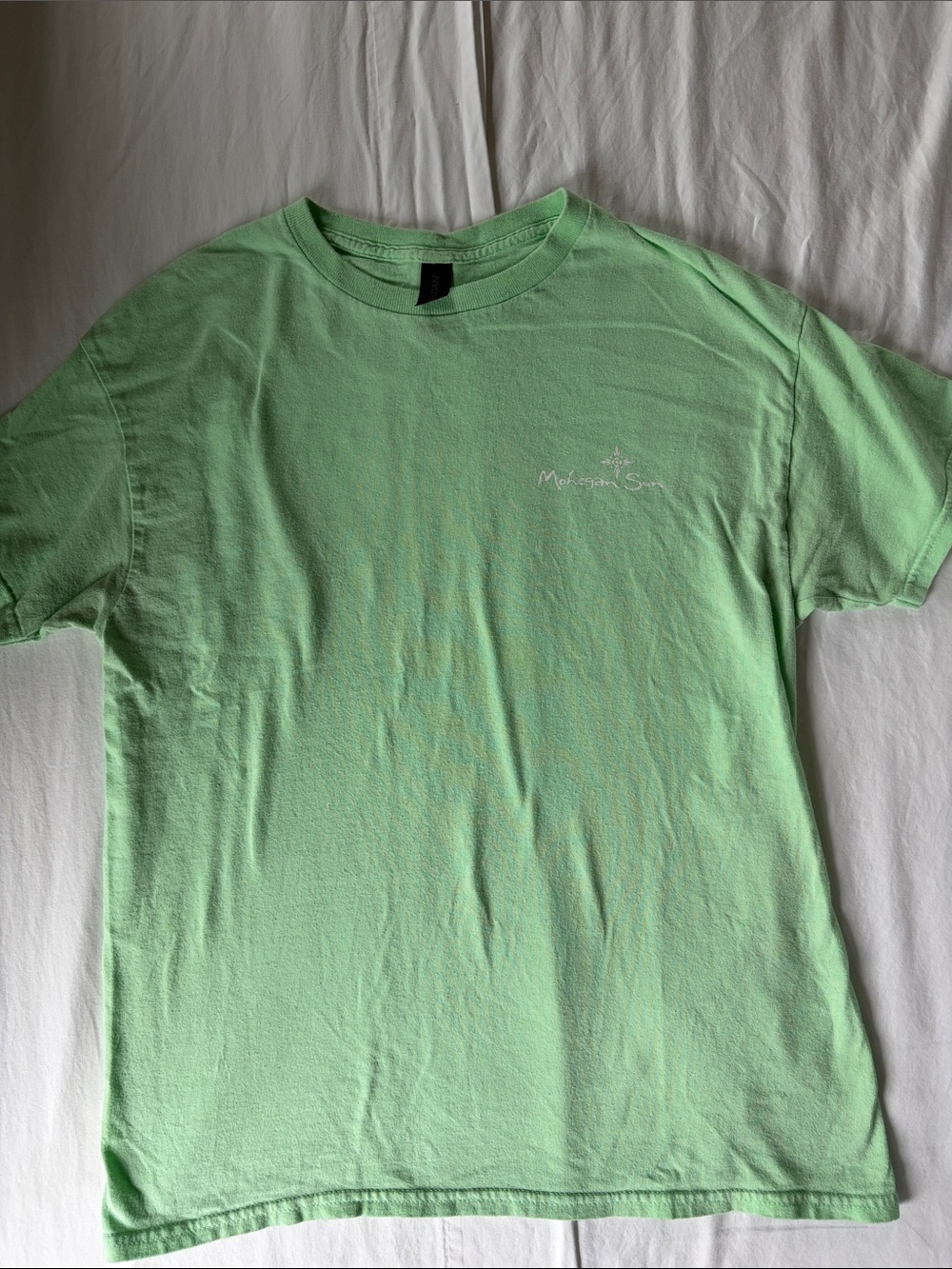 HotSummerFun Mohegan Sun Tee Light Green Sz M women’s
